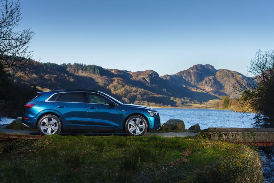  Audi e-tron 55 Quattro 2019 года  (UK) (фото 2 из 40)